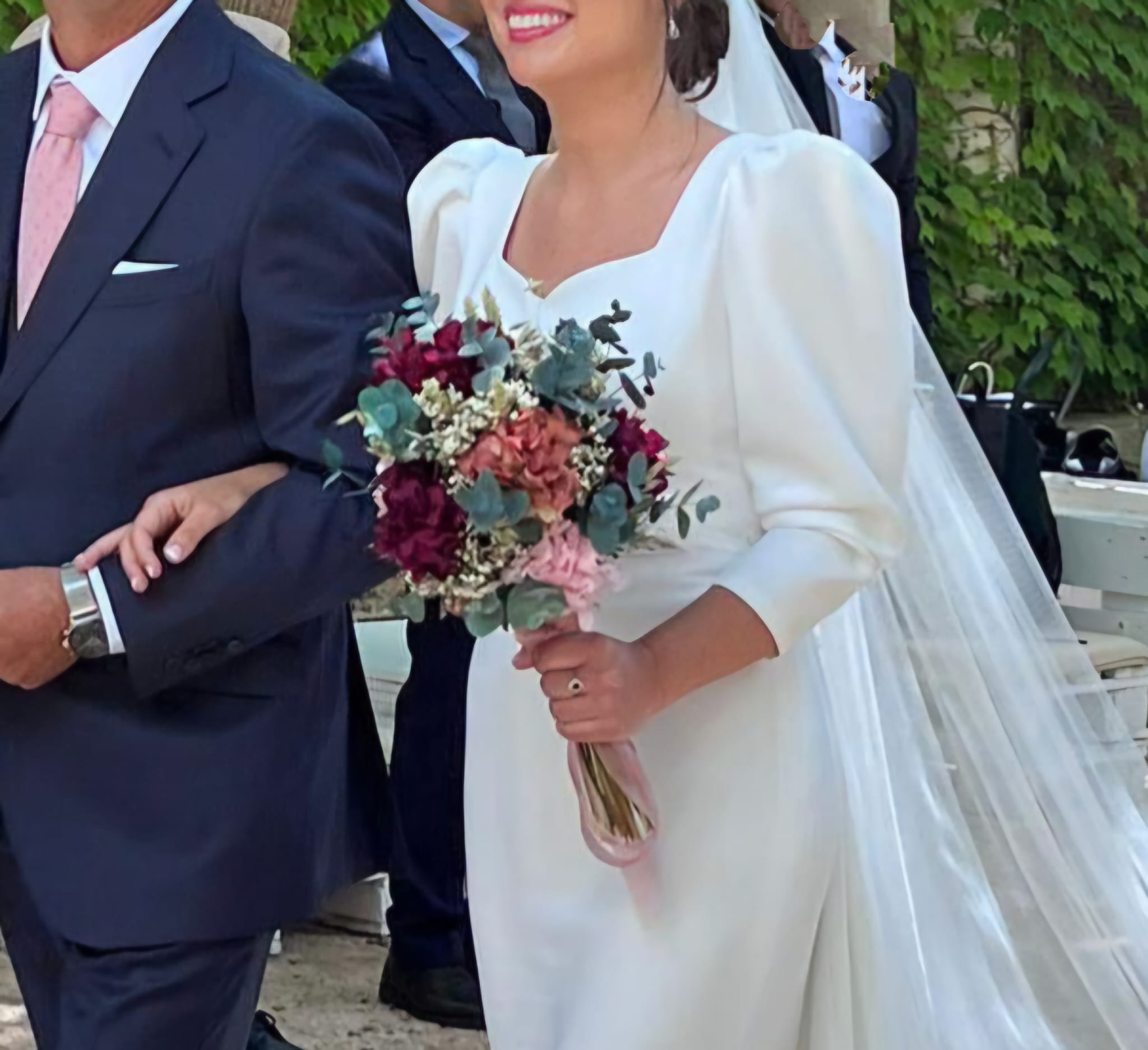 novios ramo flores